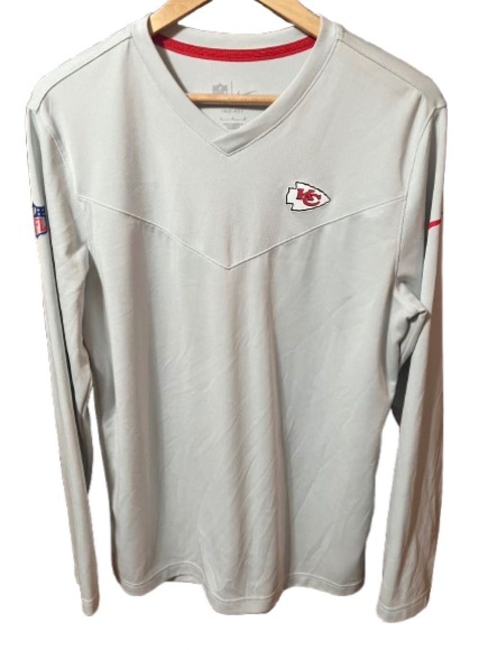Nike NFL Kansas City Chiefs Light Grey Long-Sleeve V-Neck Shirt Size Medium